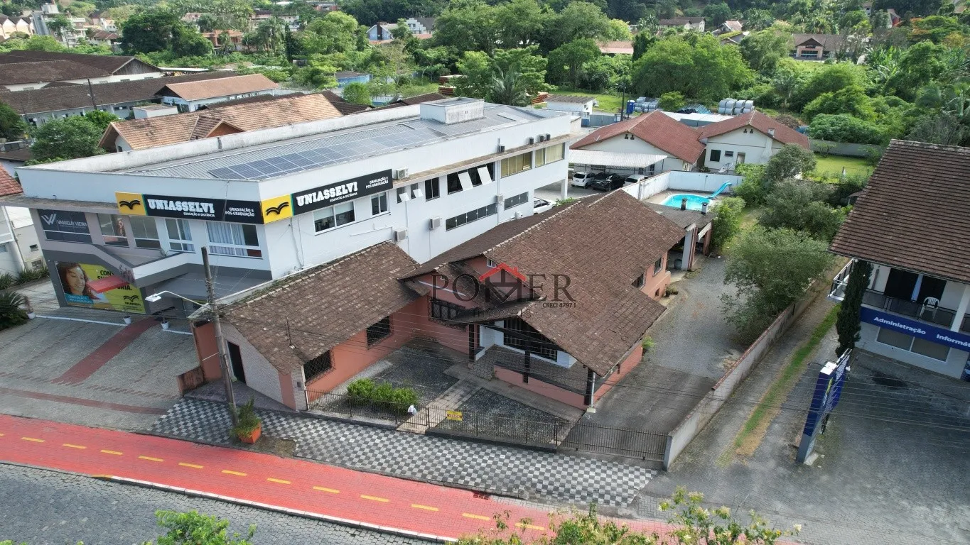 Excelente Casa Comercial ou Residencial na praça central de Pomerode, area total construida 391,28m em terreno de 904,00m com piscina, ideal para empreendimentos turísticos — foto 2