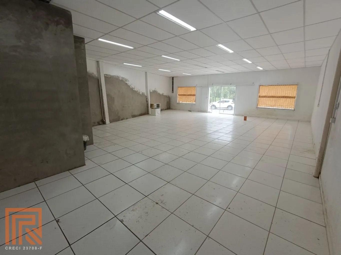 Sala comercial com amplo depósito, possibilidade de compra do imóvel do lado para aumentar terreno e área construída. - foto 1