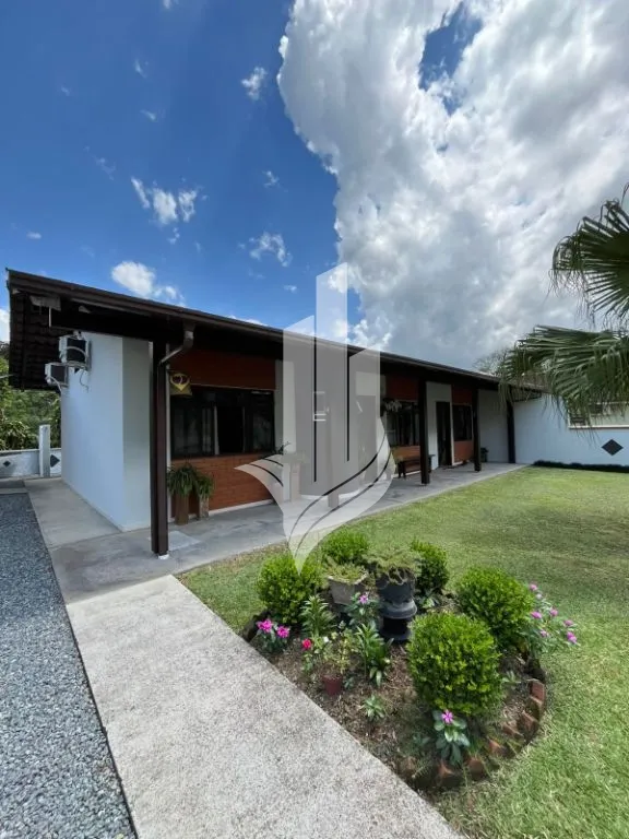 Casa com amplo terreno, 3 dormitórios, 1 suíte, 2 vagas de garagem - foto 1