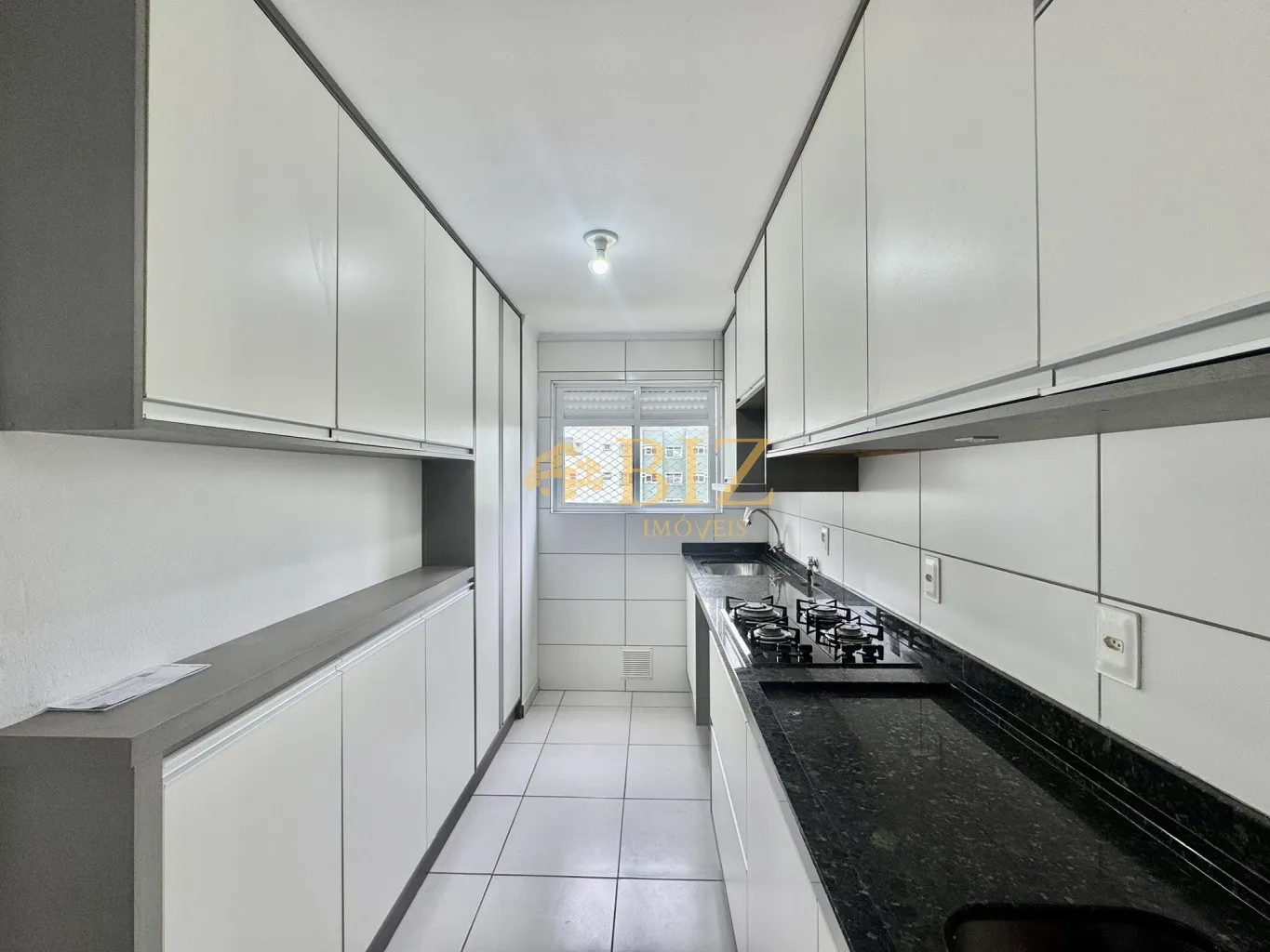 Excelente apartamento semimobiliado, com 02 dormitórios, no condomínio Tannenberg, no Bairro Badenfurt. - foto 1