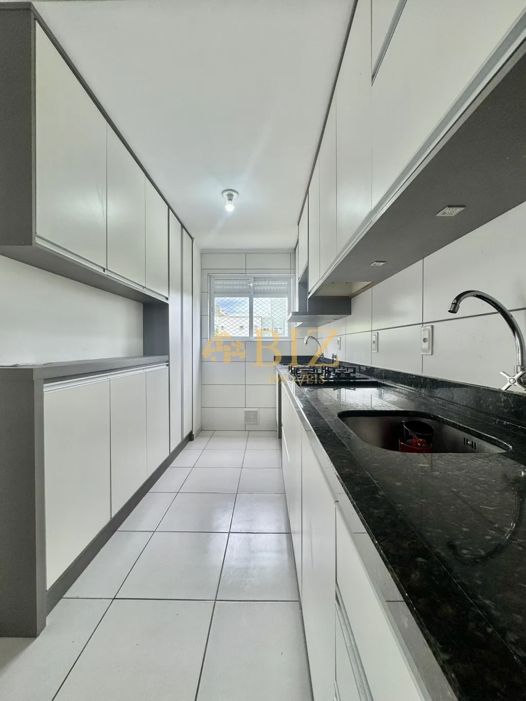 Excelente apartamento semimobiliado, com 02 dormitórios, no condomínio Tannenberg, no Bairro Badenfurt. — foto 2