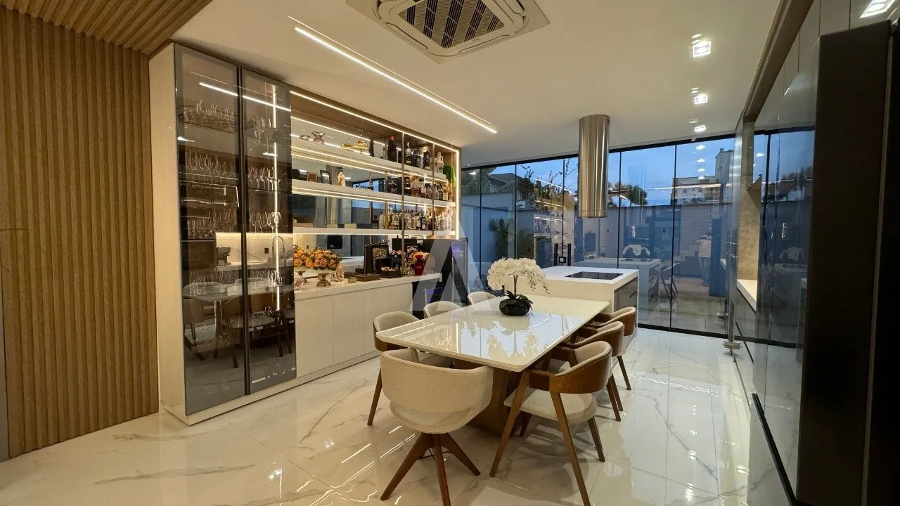 Sobrado Geminado Mobiliado com 3 suíte(s) à venda no bairro Santo Antônio em Joinville, por R$ 1.780.000.00. - foto 1