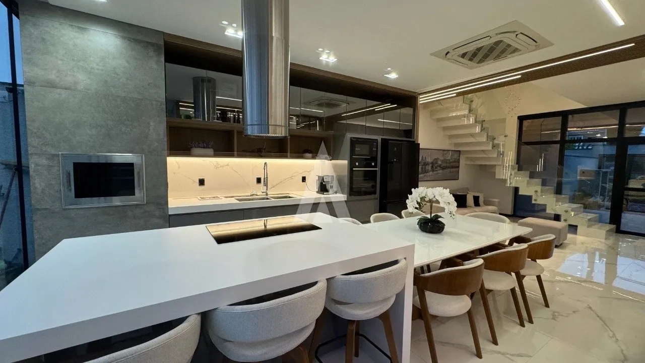 Sobrado Geminado Mobiliado com 3 suíte(s) à venda no bairro Santo Antônio em Joinville, por R$ 1.780.000.00. — foto 3