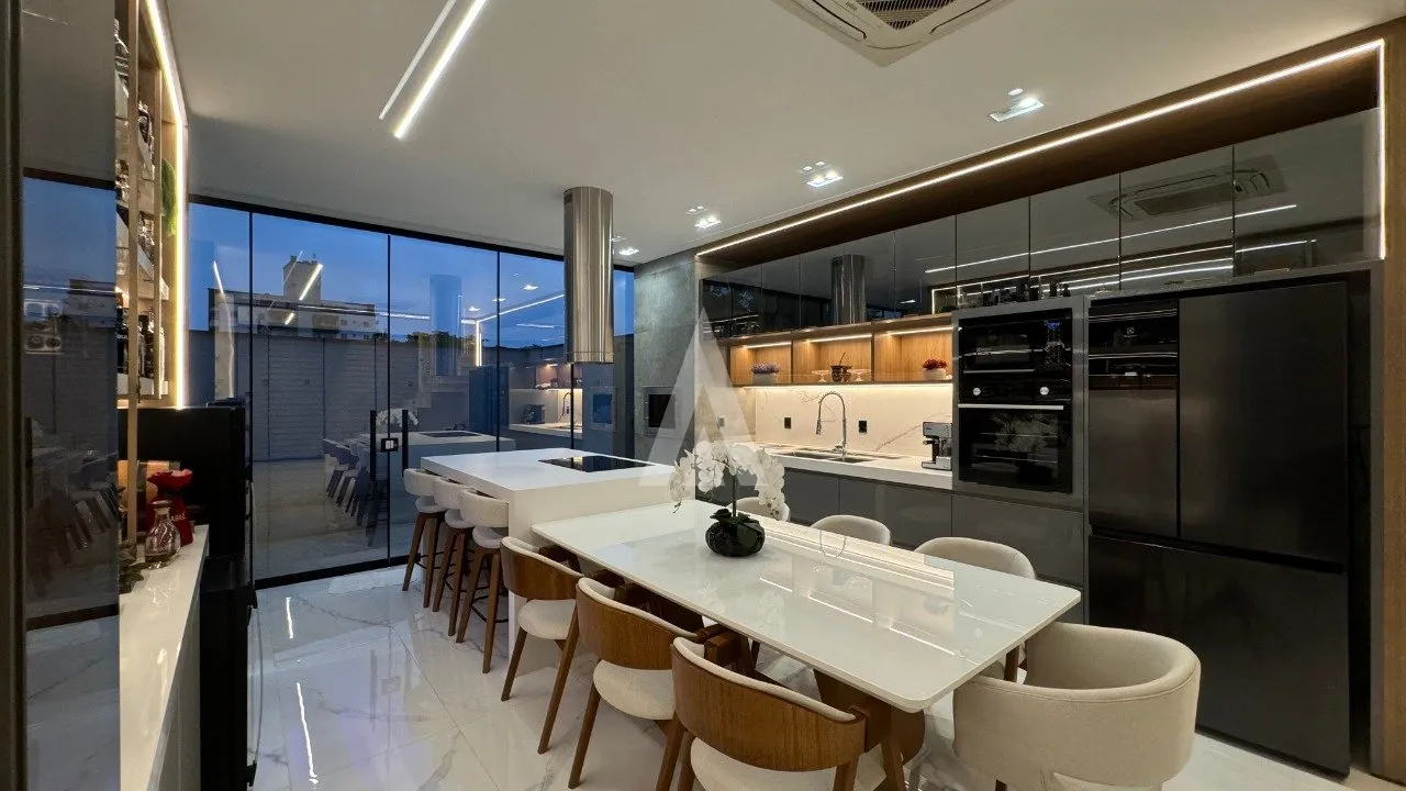 Sobrado Geminado Mobiliado com 3 suíte(s) à venda no bairro Santo Antônio em Joinville, por R$ 1.780.000.00. — foto 4