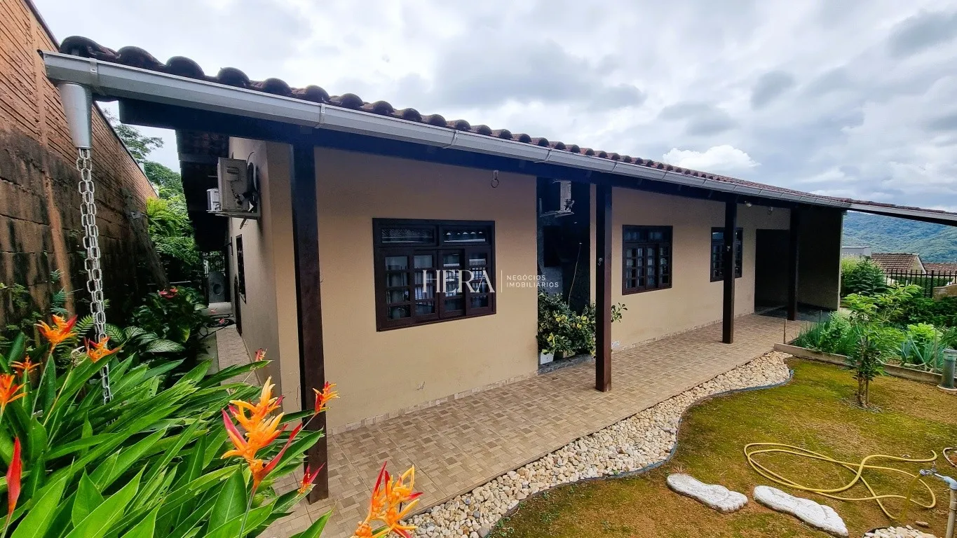 Casa no bairro Garcia com 03 dormitórios sendo 01 suíte! Ampla área de lazer. - foto 1