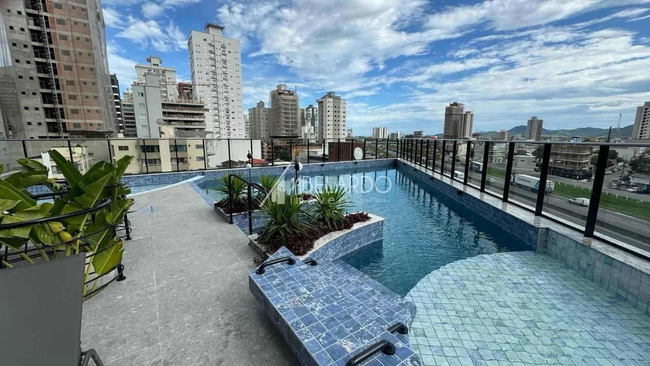 APARTAMENTO COM TRÊS SUÍTES, DUAS VAGAS DE GARAGEM E CONDOMINIO COMPLETO - MEIA PRAIA/ ITAPEMA - foto 1