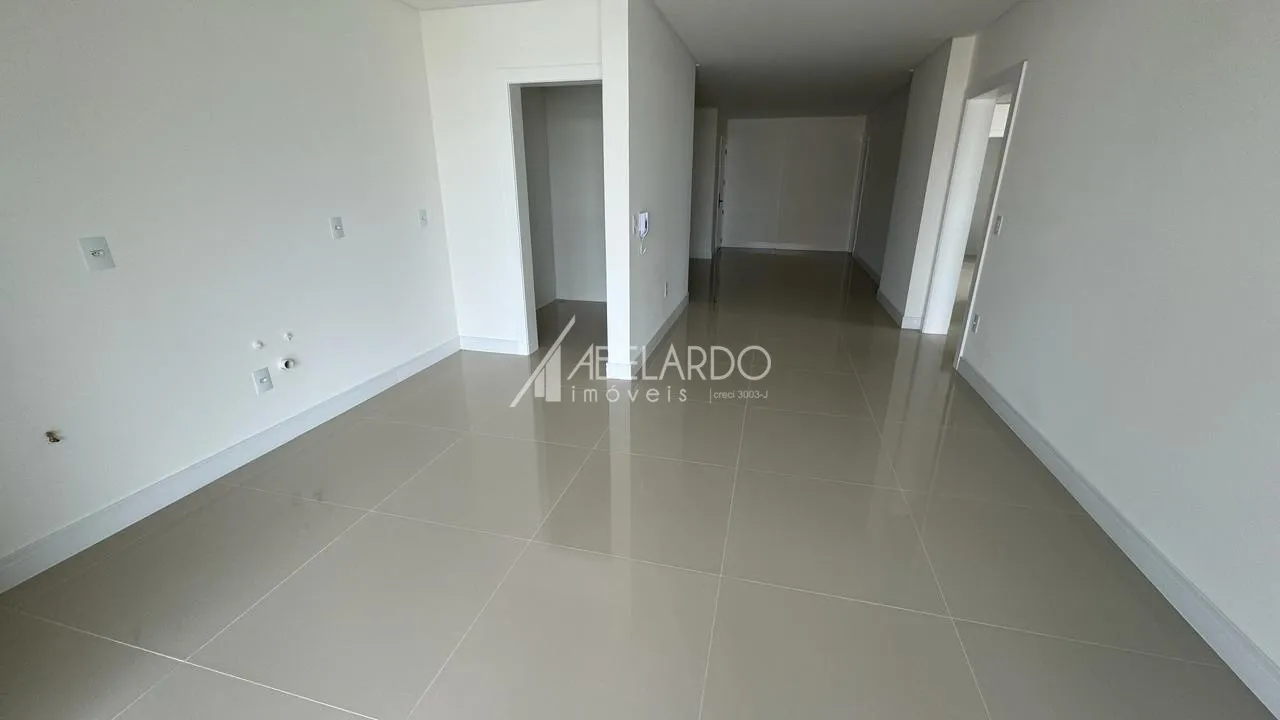 APARTAMENTO COM TRÊS SUÍTES, DUAS VAGAS DE GARAGEM E CONDOMINIO COMPLETO - MEIA PRAIA/ ITAPEMA — foto 4