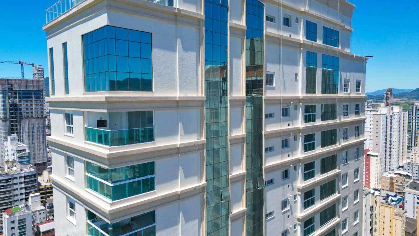 APARTAMENTO DE ALTO PADRÃO, COM QUATRO SUÍTES E DUAS VAGAS DE GARAGEM - EM MEIA PRAIA/ITAPEMA — foto 2