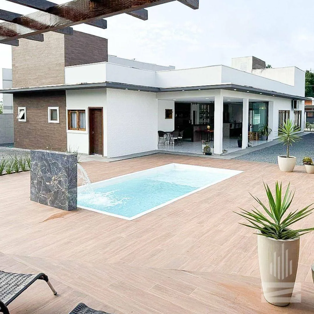 Linda Casa à Venda com 3 Dormitórios e com Piscina no bairro Fortaleza em Blumenau/SC - foto 1