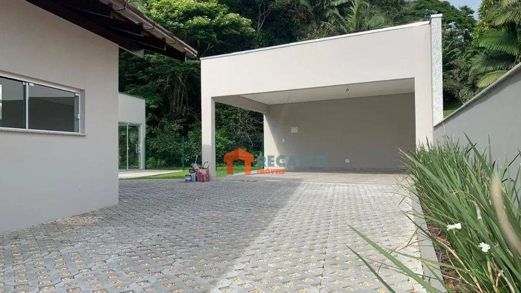 Casa Exclusiva no Centro de Gaspar com 3 Suítes e Vista para Área de Preservação! — foto 7
