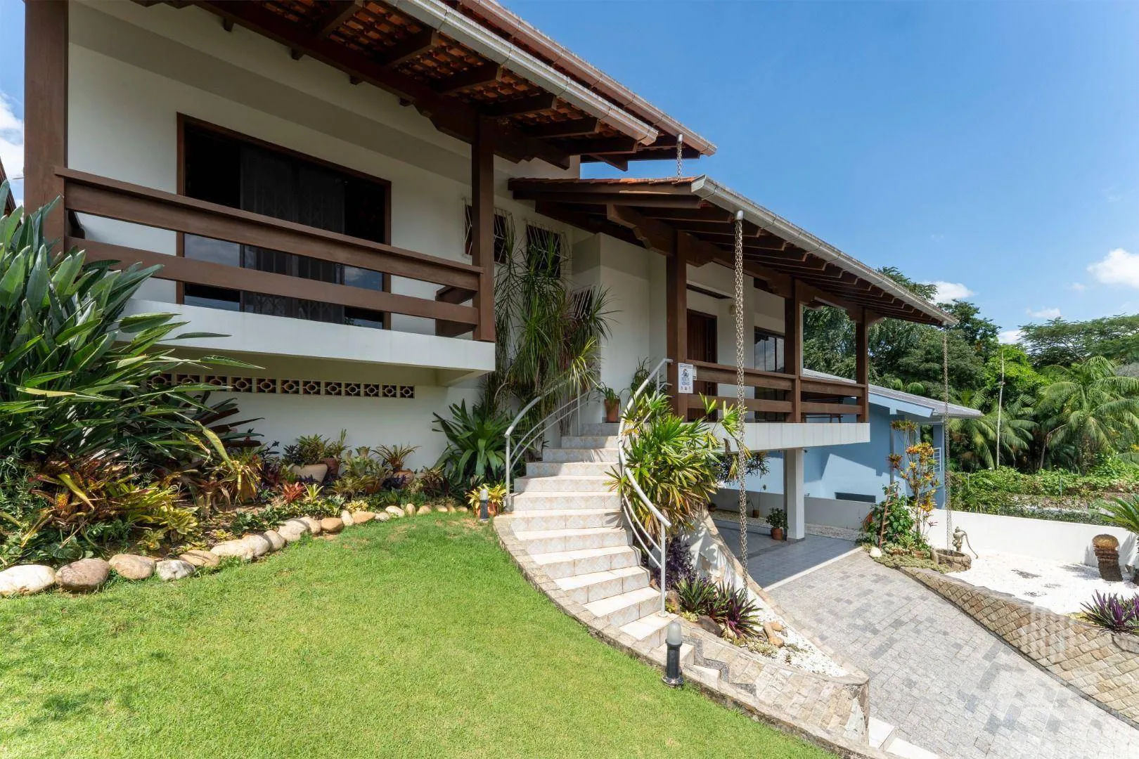 Ampla Casa à Venda com 4 Dormitórios e Piscina no bairro Velha em Blumenau - foto 1