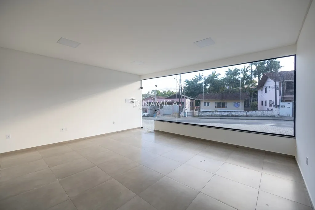 Loja térrea, frente corredor de serviço, amplo pátio para estacionamento na frete das lojas, prédio novo, bairro Itoupava Central, muito bem localizado Dinâmica sul a Imobiliária presente nas suas conquistas - foto 1