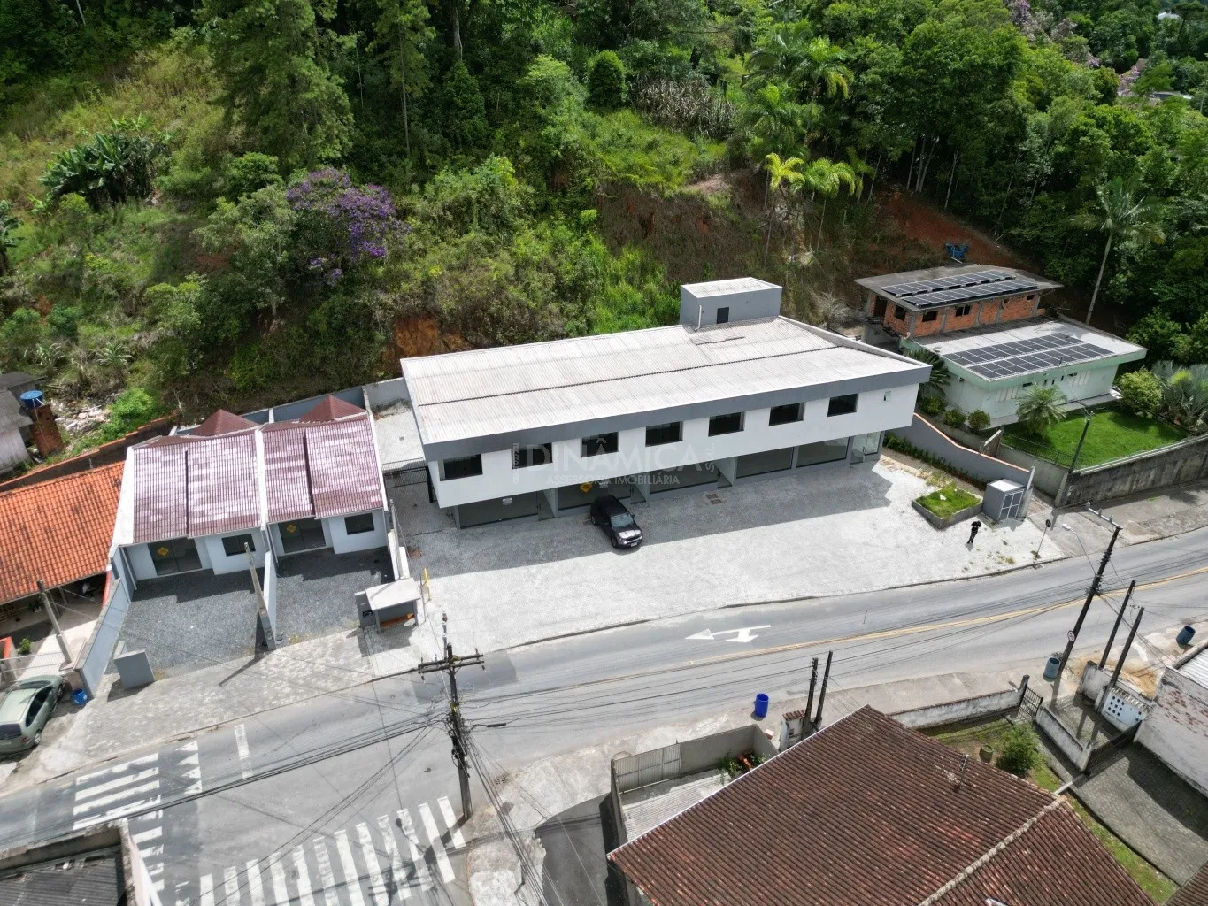Loja térrea, frente corredor de serviço, amplo pátio para estacionamento na frete das lojas, prédio novo, bairro Itoupava Central, muito bem localizado Dinâmica sul a Imobiliária presente nas suas conquistas — foto 4