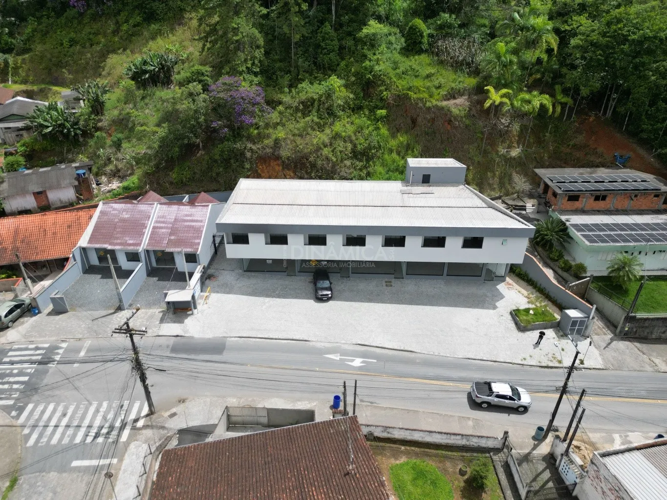 Loja térrea, frente corredor de serviço, amplo pátio para estacionamento na frete das lojas, prédio novo, bairro Itoupava Central, muito bem localizado Dinâmica sul a Imobiliária presente nas suas conquistas — foto 5