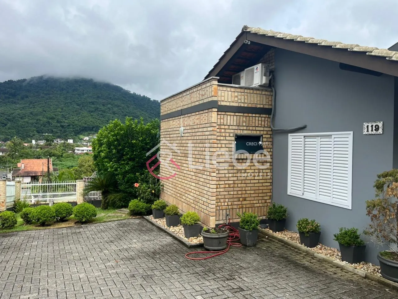 Requinte e Bom Gosto em cada detalhe nesta CASA TODA MOBILADA no Centro da Cidade de Pomerode com 188,10m de área construída num terreno de 361,80m. — foto 3