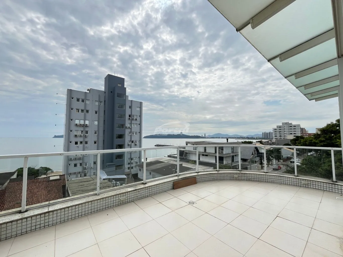 Apartamento mobiliado e decorado apenas 50 metros da praia central do Balneário Piçarras. — foto 2