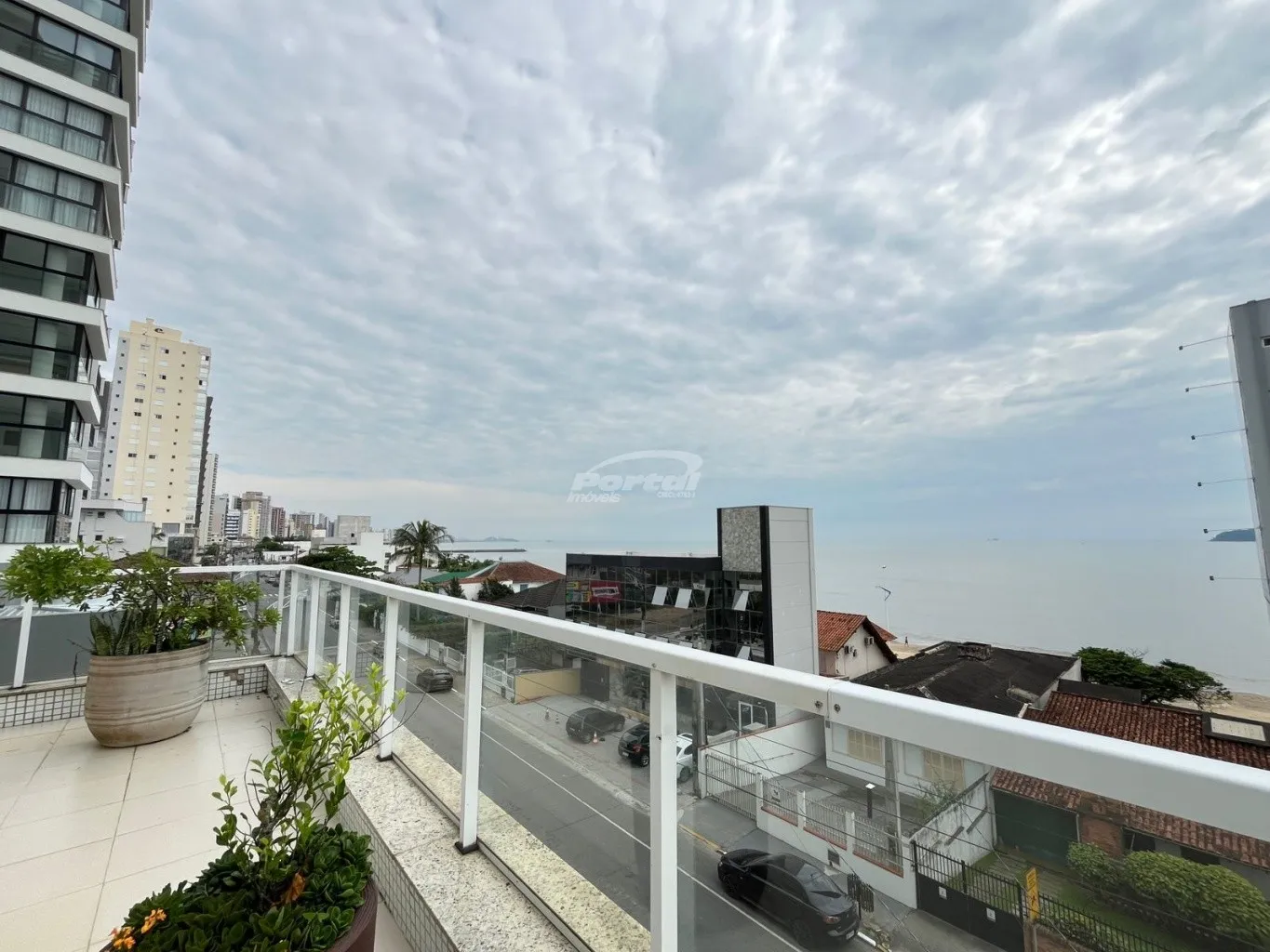 Apartamento mobiliado e decorado apenas 50 metros da praia central do Balneário Piçarras. — foto 3