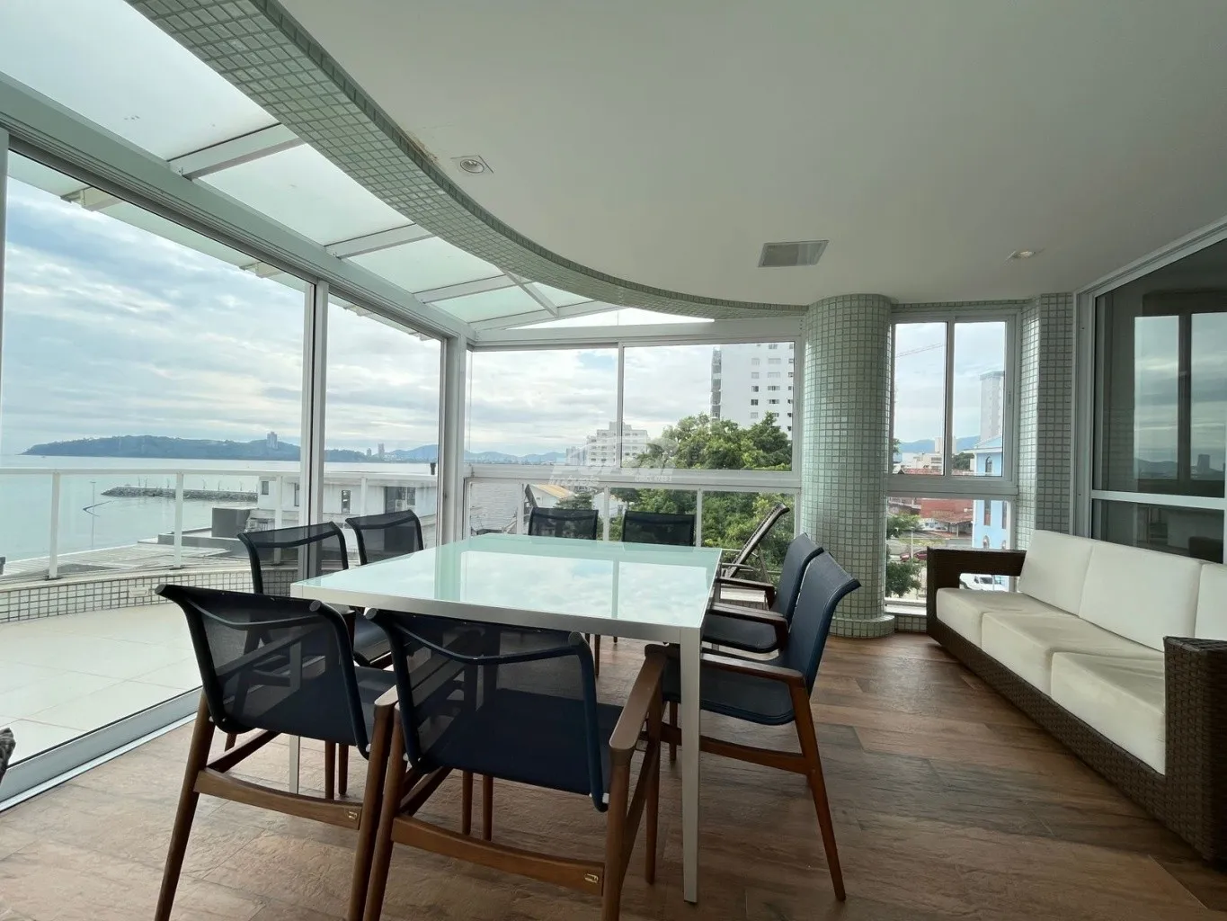 Apartamento mobiliado e decorado apenas 50 metros da praia central do Balneário Piçarras. — foto 4