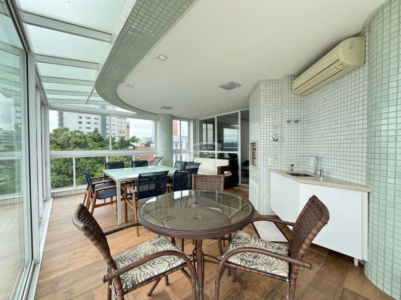 Apartamento mobiliado e decorado apenas 50 metros da praia central do Balneário Piçarras. — foto 5