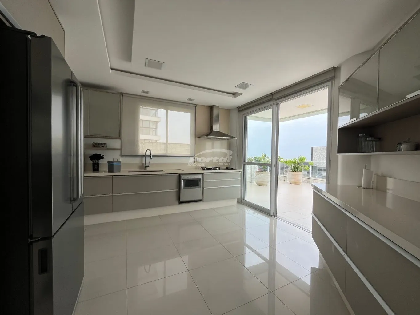 Apartamento mobiliado e decorado apenas 50 metros da praia central do Balneário Piçarras. — foto 6