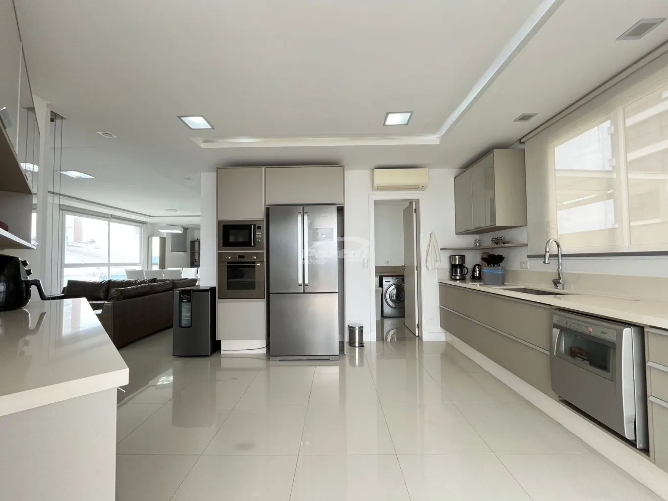 Apartamento mobiliado e decorado apenas 50 metros da praia central do Balneário Piçarras. — foto 7