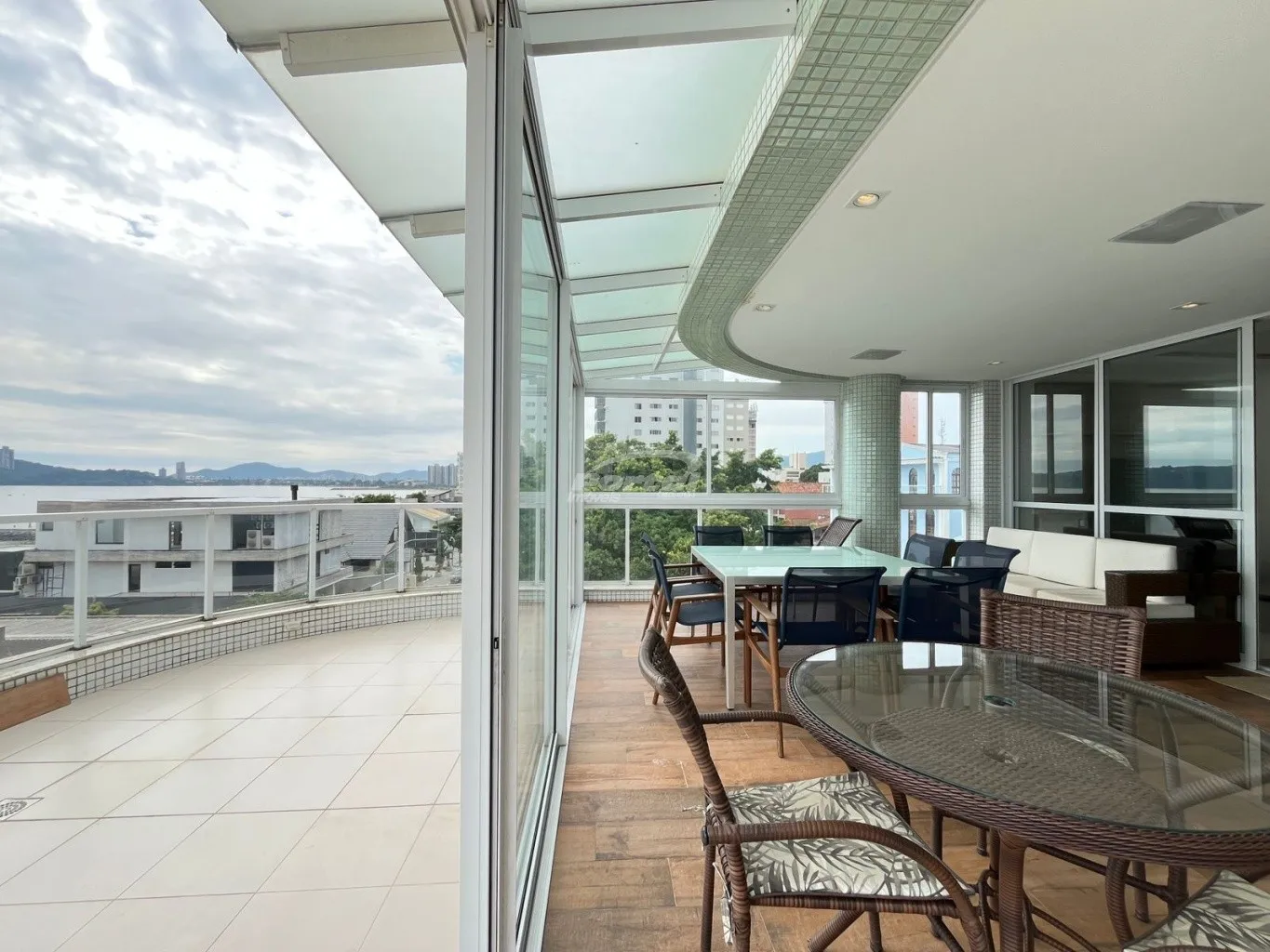 Apartamento mobiliado e decorado apenas 50 metros da praia central do Balneário Piçarras. - foto 1