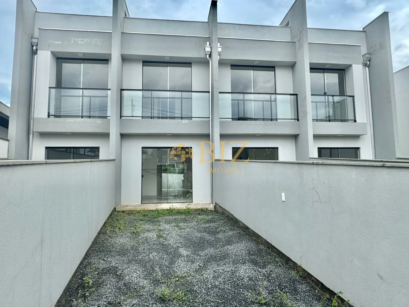 Sobrados novos com 2 suítes e amplo espaço nos fundos! - foto 1