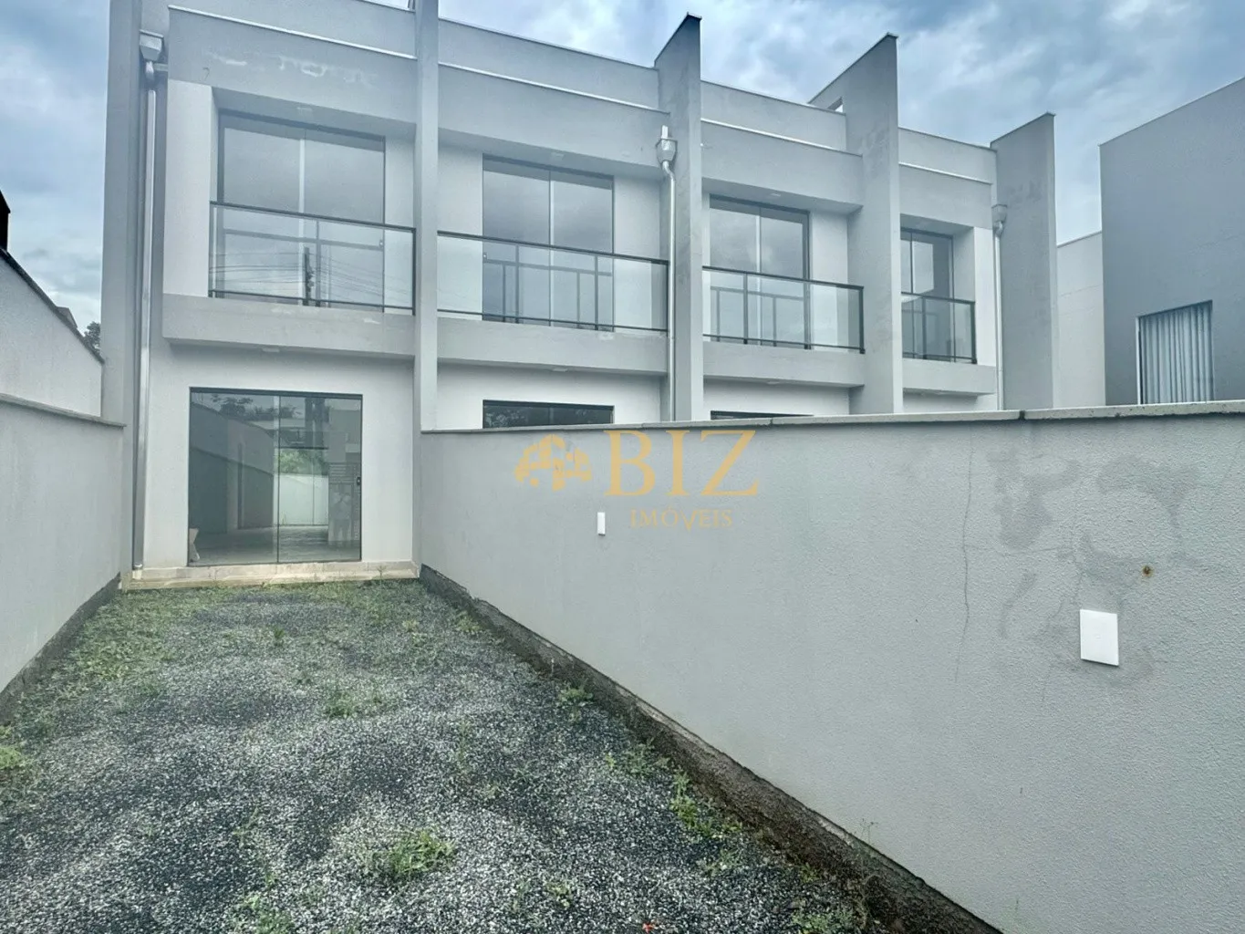 Sobrados novos com 2 suítes e amplo espaço nos fundos! — foto 4