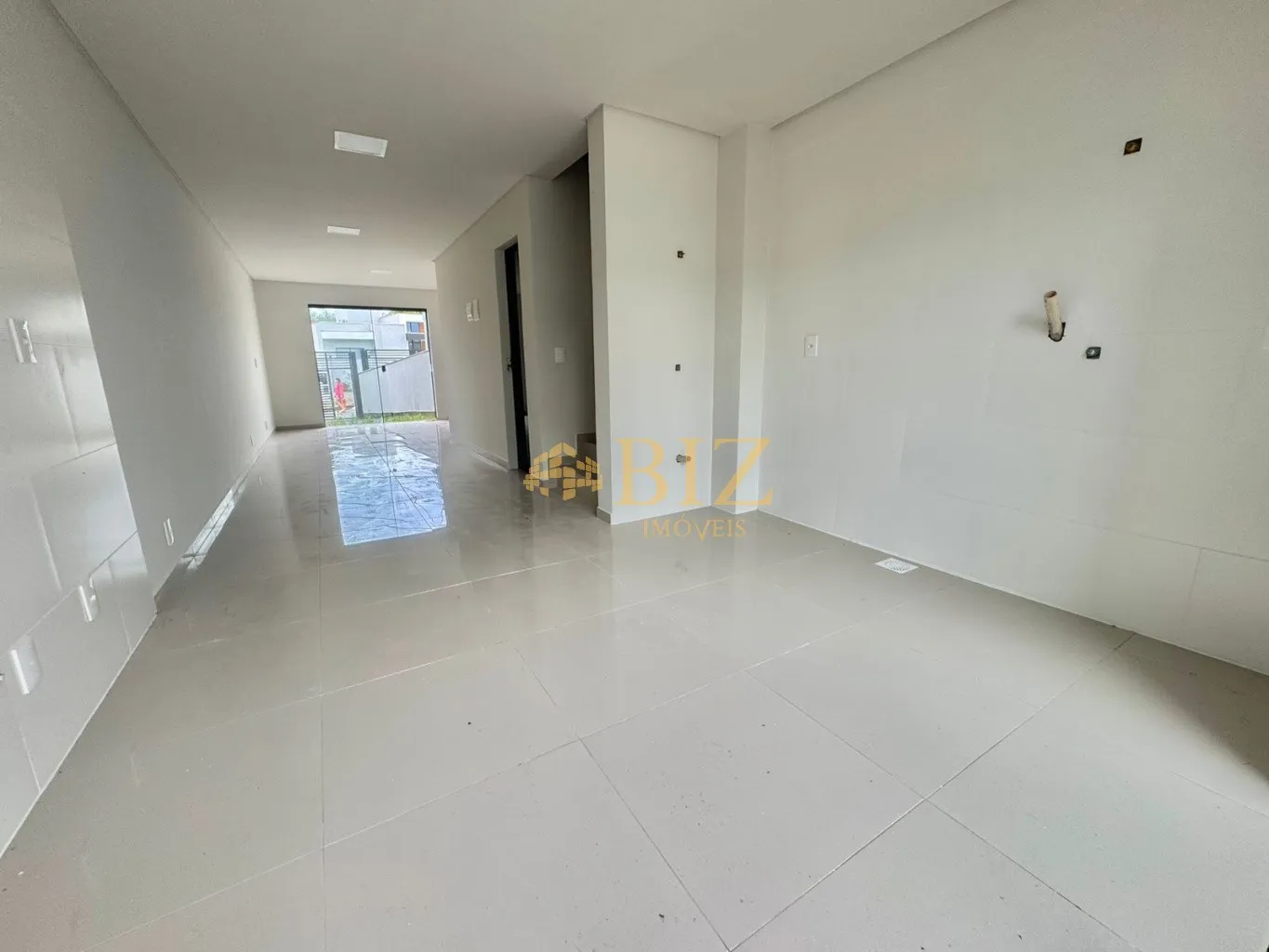 Sobrados novos com 2 suítes e amplo espaço nos fundos! — foto 7