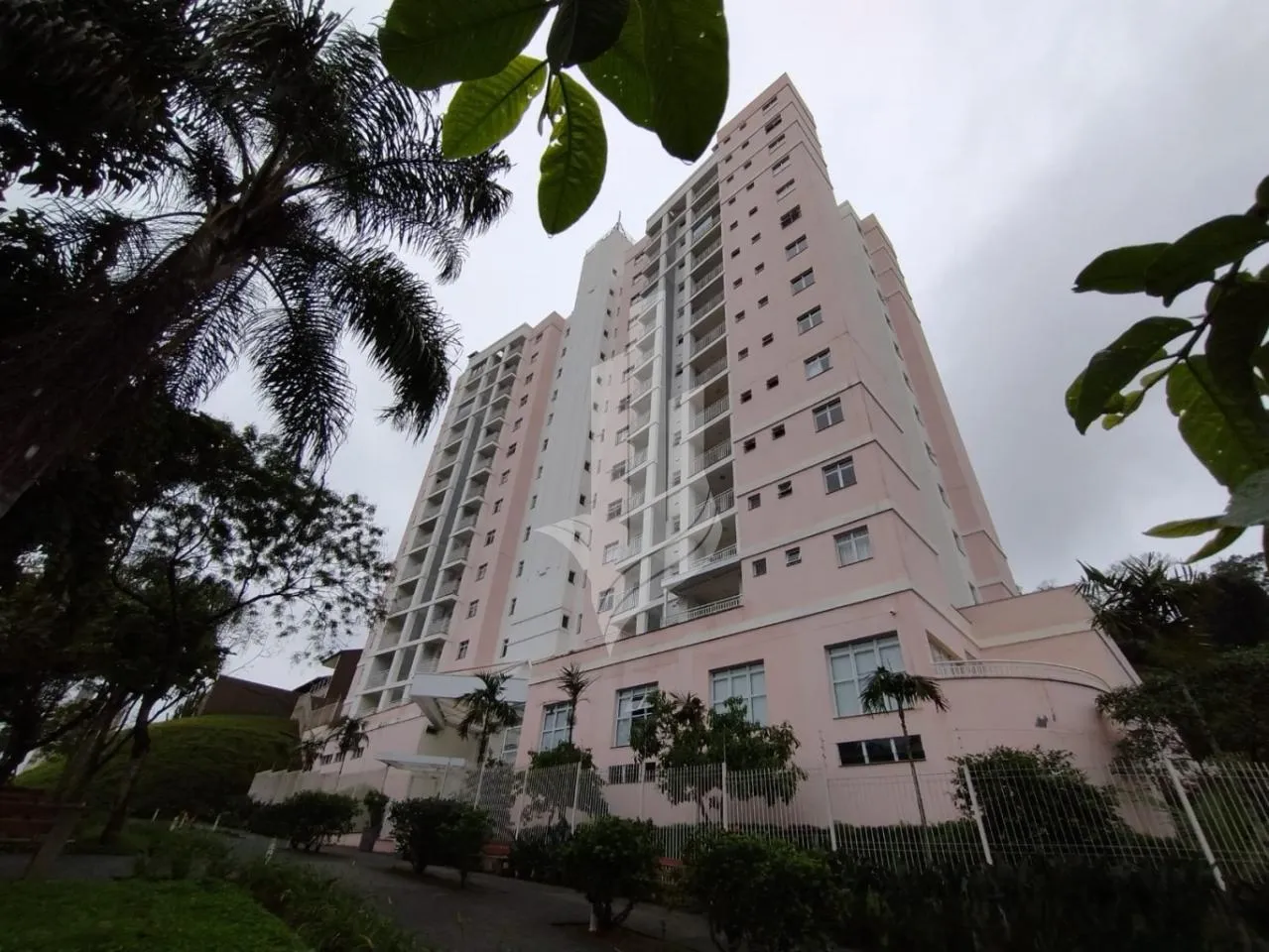 Apartamento com 2 dormitórios no bairro Água Verde - foto 1