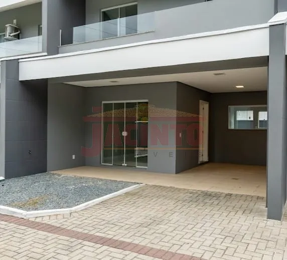 Casa geminada com 3 quartos, sendo 1 suíte, 2 vagas de garagem, no bairro Itoupava Central. — foto 2