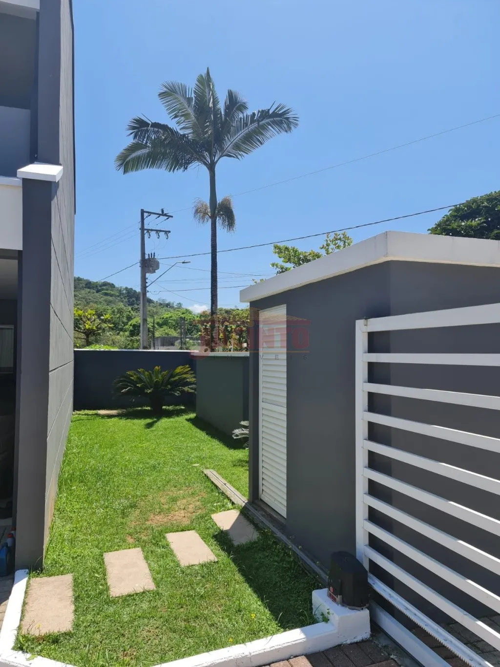 Casa geminada com 3 quartos, sendo 1 suíte, 2 vagas de garagem, no bairro Itoupava Central. — foto 4