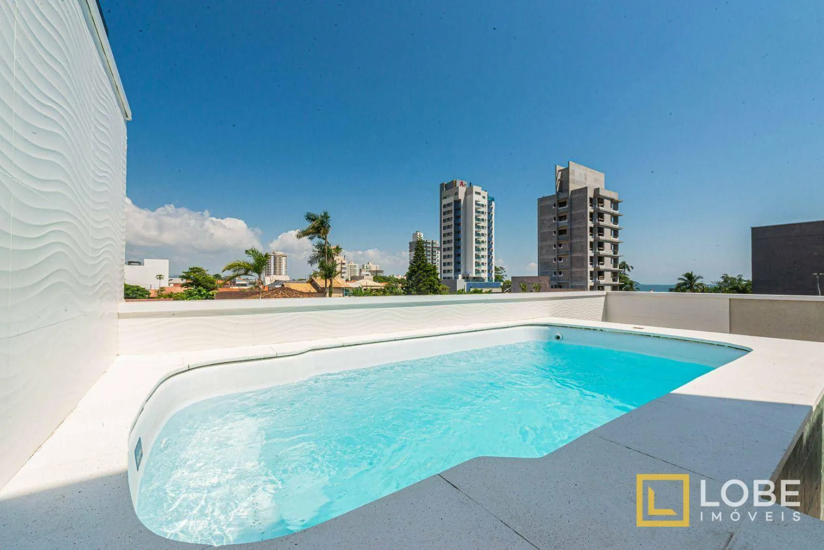 Casa nova com 3 suítes e piscina à venda na cidade de Penha em SC - foto 1