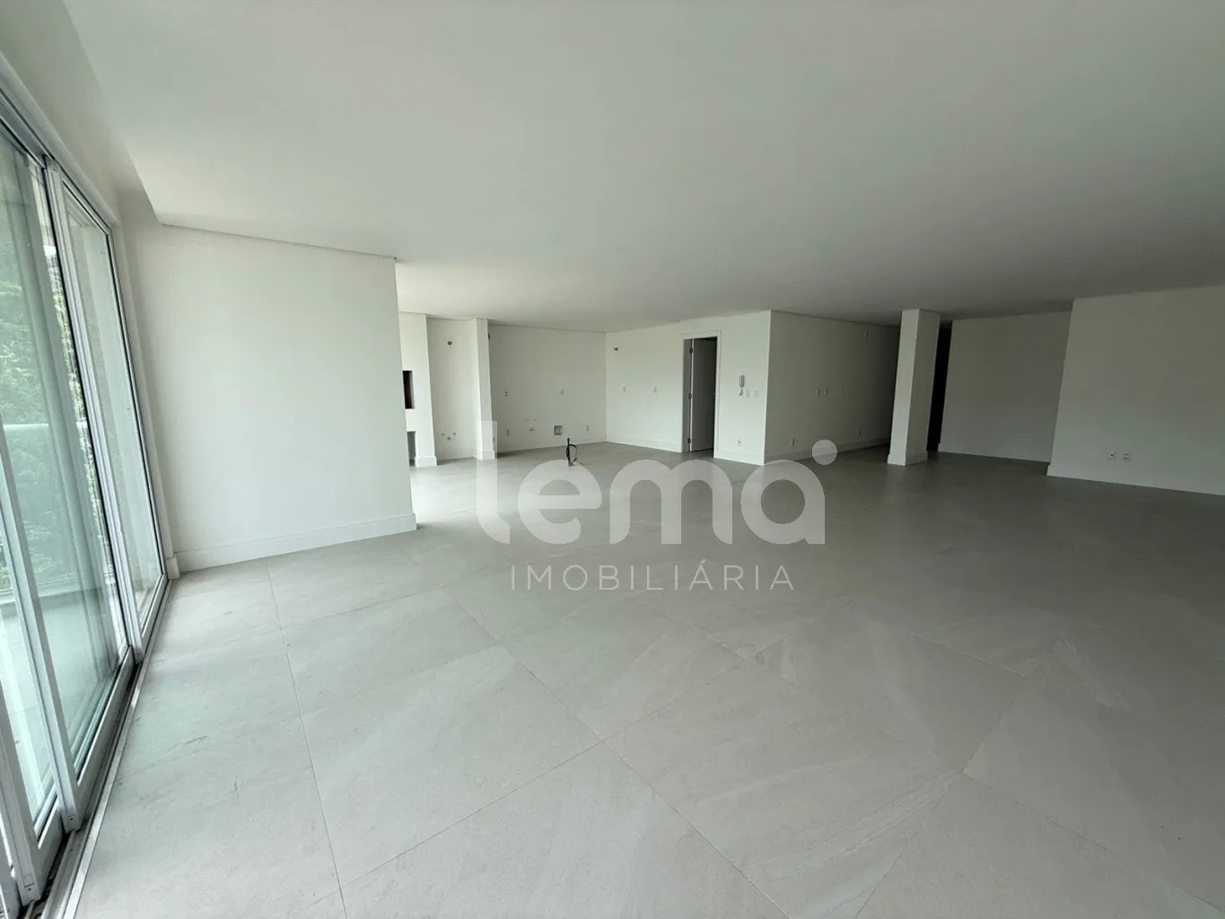 Apartamento novo de alto padrão com 3 suítes, no bairro Bom Retiro, em Blumenau. — foto 3