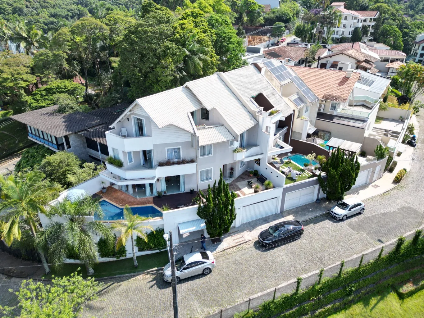 Casa Alto Padrão com 4 dormitórios no Jardim Blumenau - foto 1