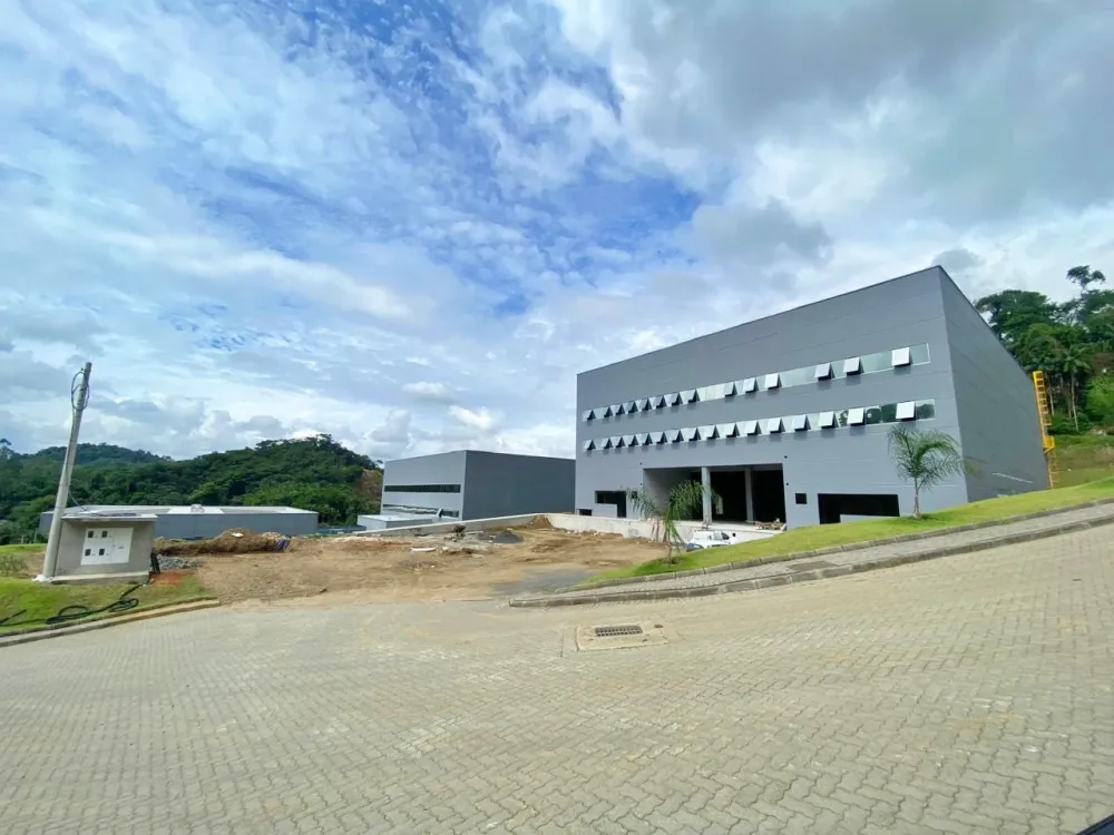 LOCAÇÃO: GALPÃO INDUSTRIAL COM 1.753M2 - BR-470 - foto 1