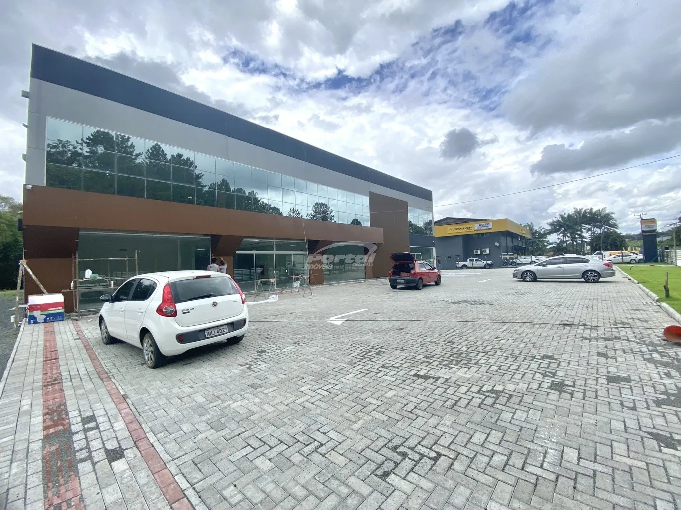 Novo Centro Comercial localizado no bairro Itoupava Central, em localização privilegiada! variedade de salas: opções para atender a diferentes necessidades, com tamanhos e valores variados. Amplo estacionamento, elevador. — foto 3