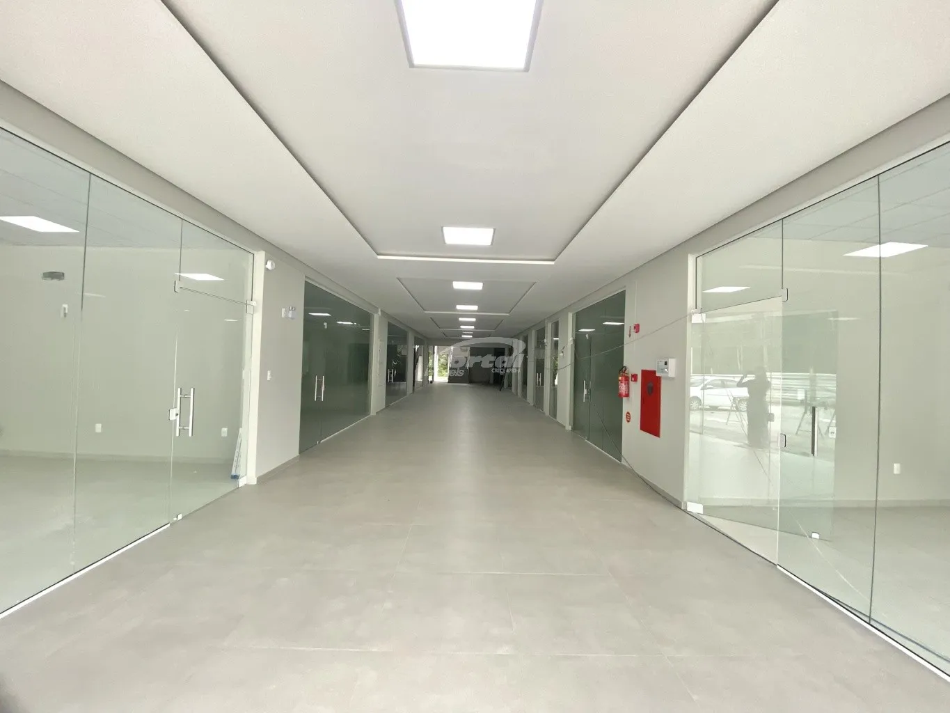Novo Centro Comercial localizado no bairro Itoupava Central, em localização privilegiada! variedade de salas: opções para atender a diferentes necessidades, com tamanhos e valores variados. Amplo estacionamento, elevador. — foto 4