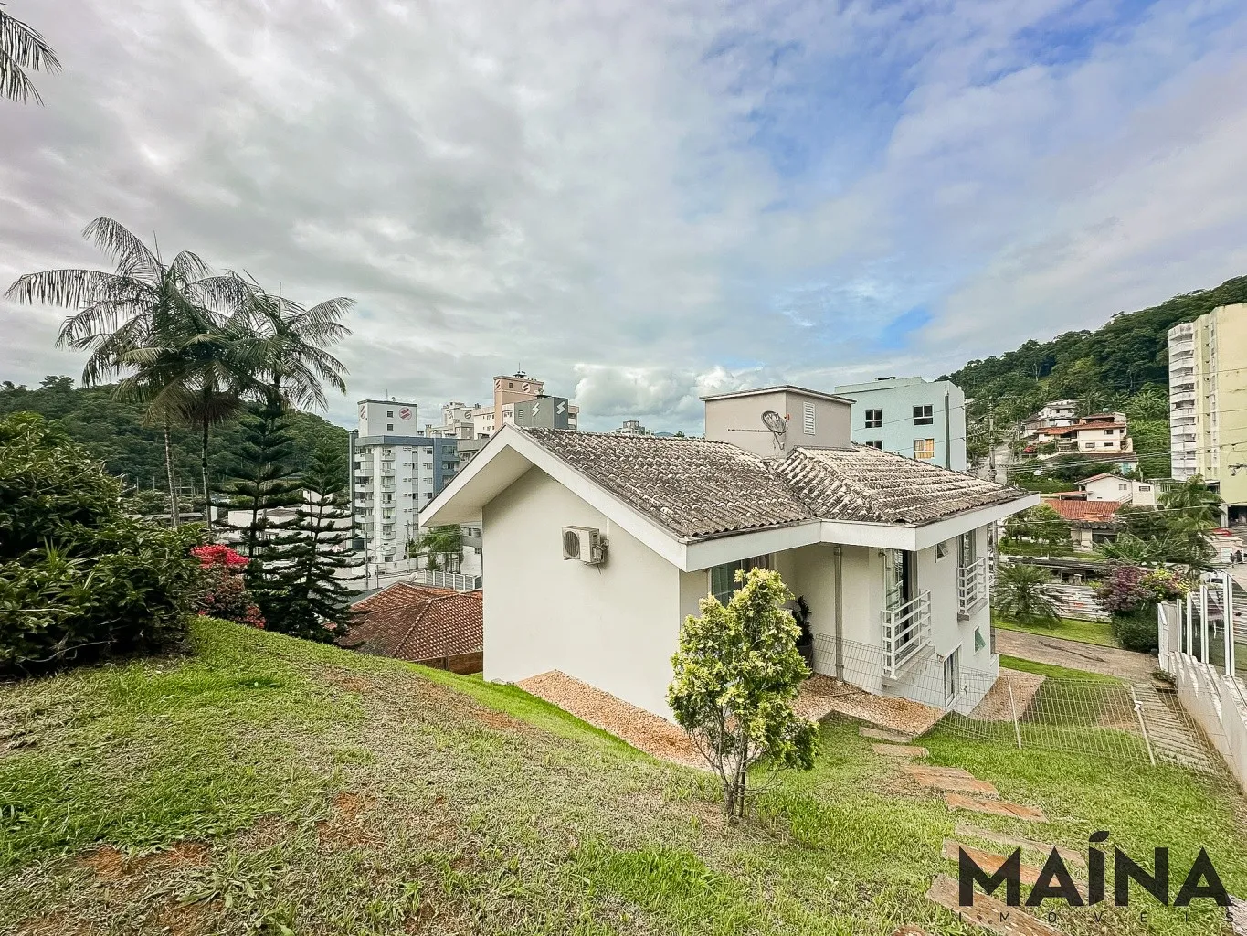 Belíssima Casa de 4 dormitórios sendo 3 suítes no bairro Itoupava Seca — foto 2