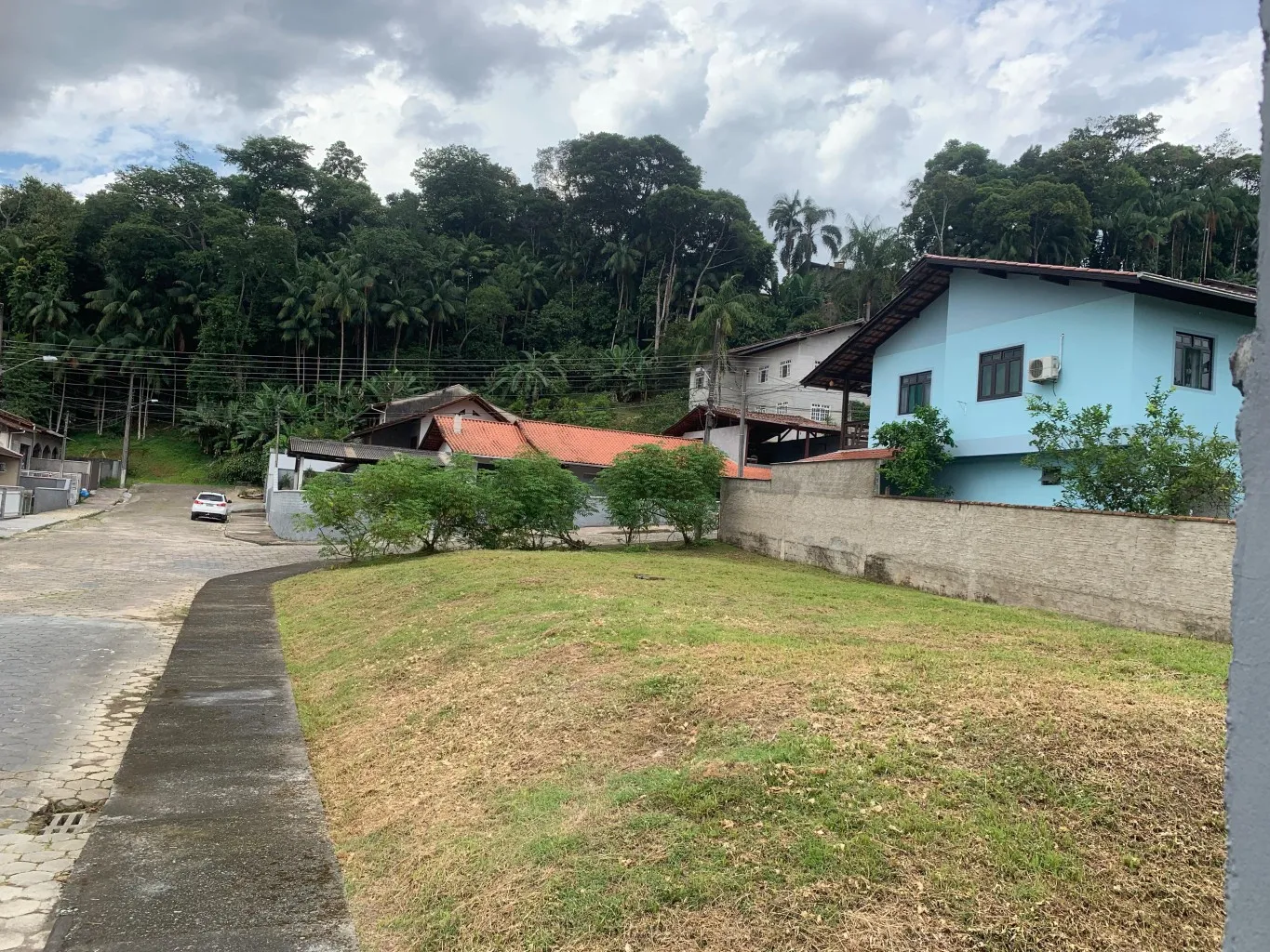 Excelente terreno de esquina no Bairro Tribess, com 418,68m, sendo 28,1m na rua Alberto Kasulke, 13,1m na rua Leocadia KasulKe, está localizado próximo a EE Francisco Lanzine - foto 1