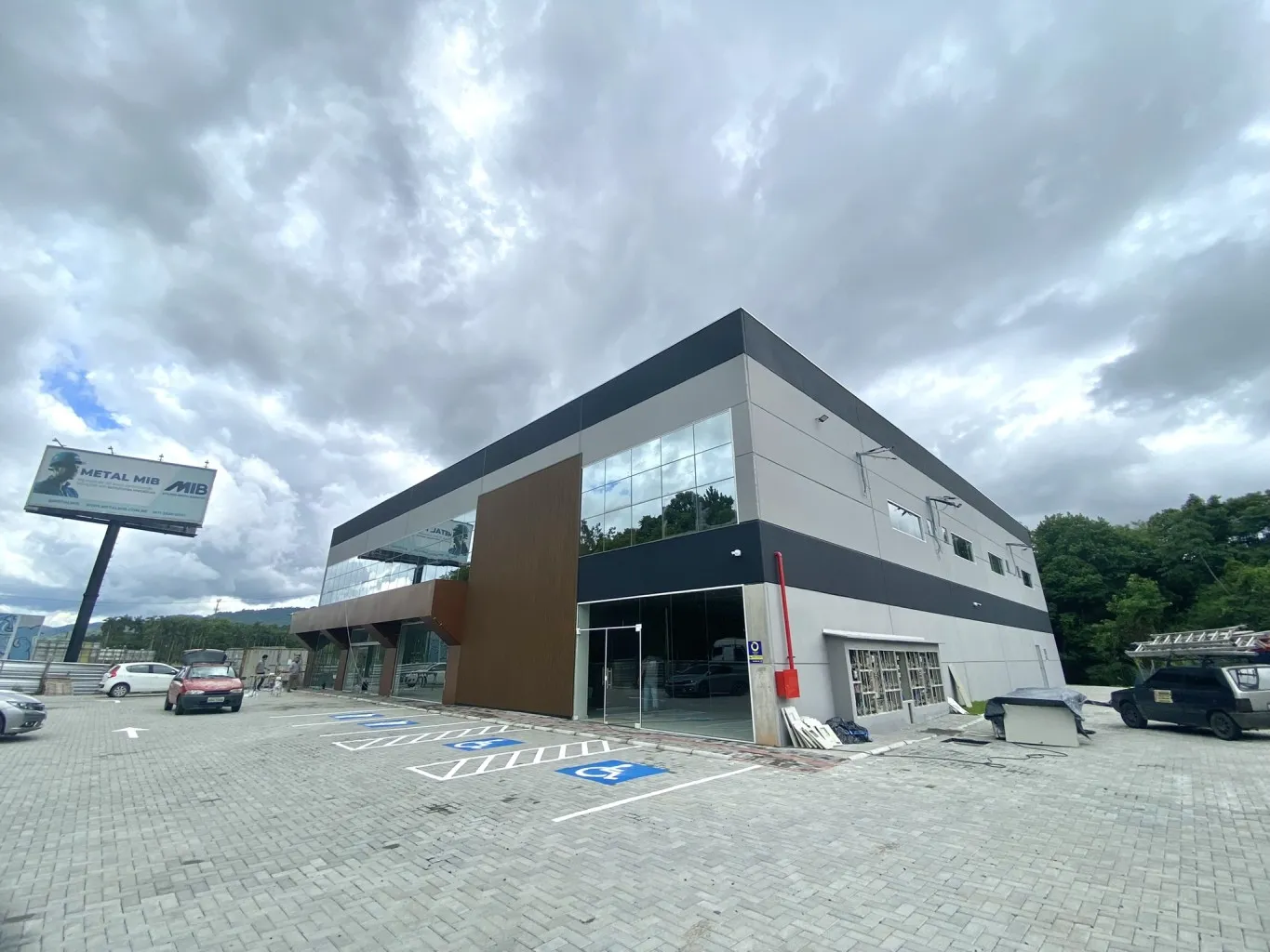Novo Centro Comercial localizado no bairro Itoupava Central, em localização privilegiada! variedade de salas: opções para atender a diferentes necessidades, com tamanhos e valores variados. Amplo estacionamento, elevador. — foto 2