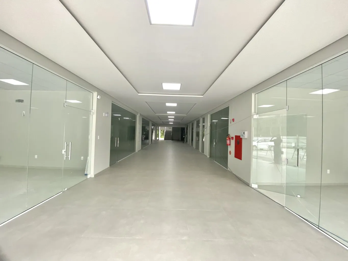 Novo Centro Comercial localizado no bairro Itoupava Central, em localização privilegiada! variedade de salas: opções para atender a diferentes necessidades, com tamanhos e valores variados. Amplo estacionamento, elevador. — foto 4