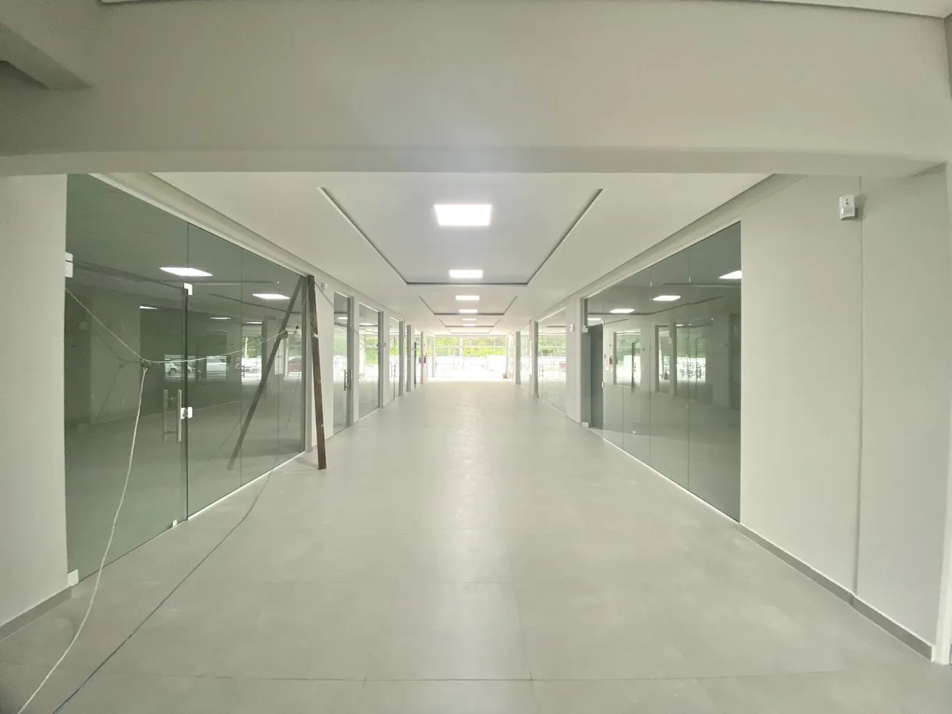 Novo Centro Comercial localizado no bairro Itoupava Central, em localização privilegiada! variedade de salas: opções para atender a diferentes necessidades, com tamanhos e valores variados. Amplo estacionamento, elevador. — foto 5