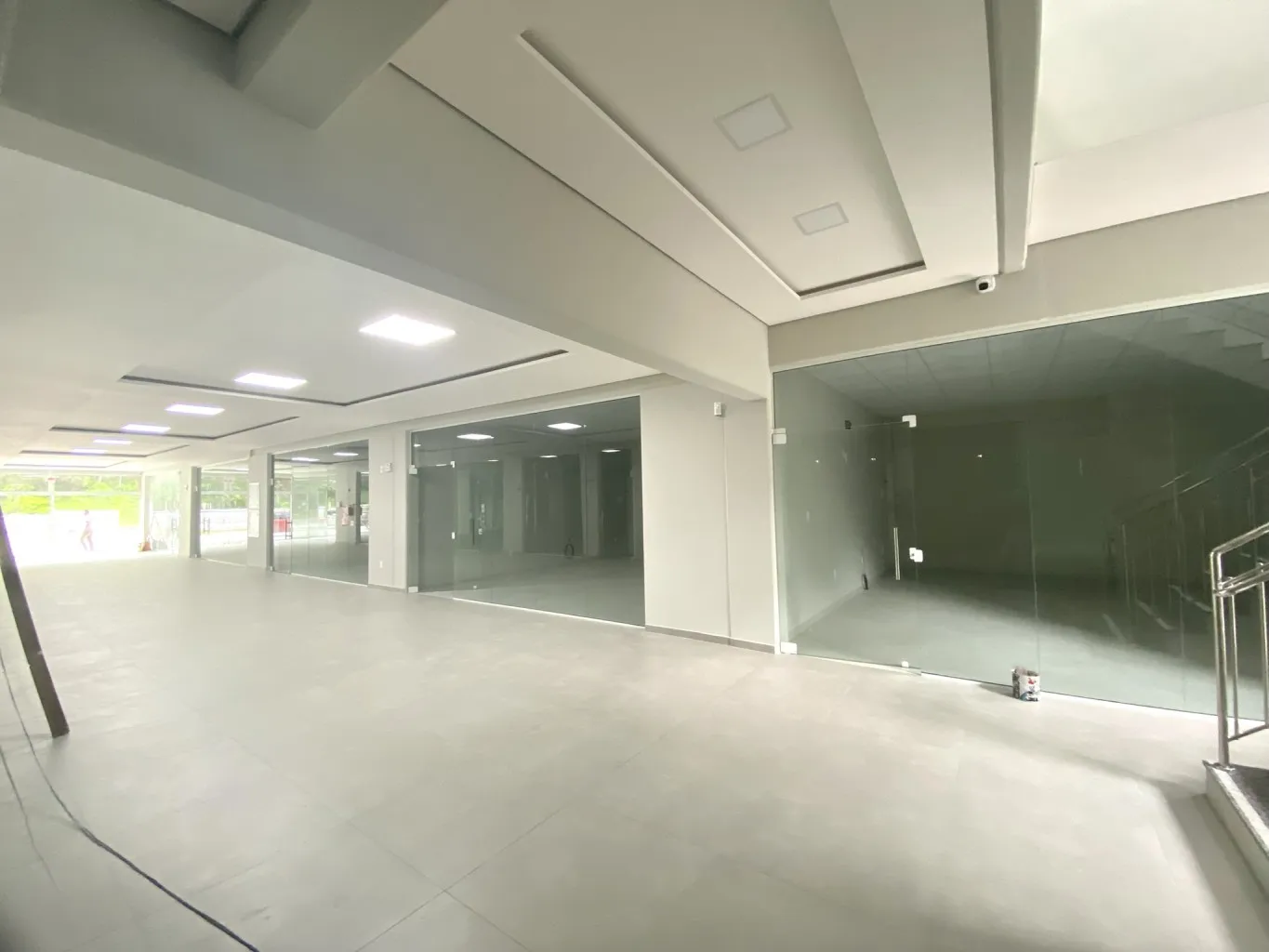 Novo Centro Comercial localizado no bairro Itoupava Central, em localização privilegiada! variedade de salas: opções para atender a diferentes necessidades, com tamanhos e valores variados. Amplo estacionamento, elevador. — foto 6