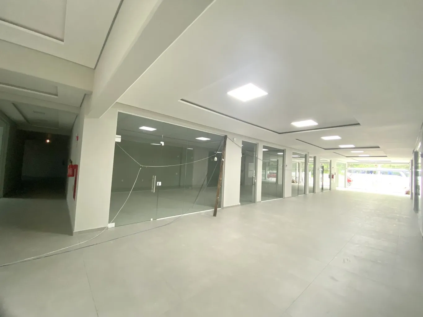Novo Centro Comercial localizado no bairro Itoupava Central, em localização privilegiada! variedade de salas: opções para atender a diferentes necessidades, com tamanhos e valores variados. Amplo estacionamento, elevador. — foto 7