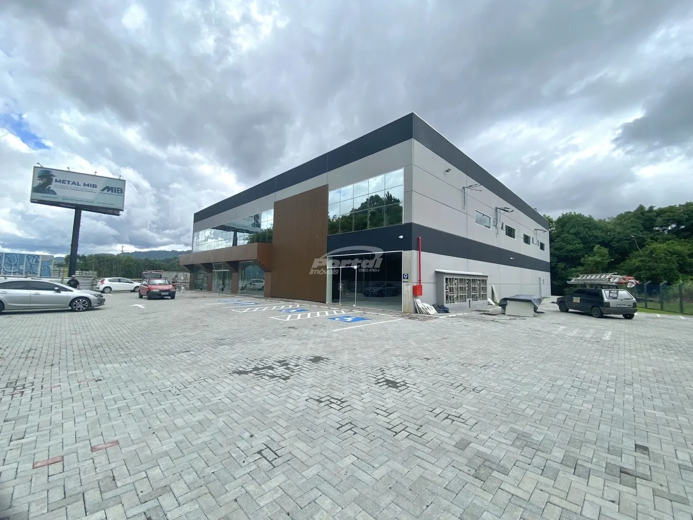 Novo Centro Comercial localizado no bairro Itoupava Central, em localização privilegiada! variedade de salas: opções para atender a diferentes necessidades, com tamanhos e valores variados. Amplo estacionamento, elevador. - foto 1