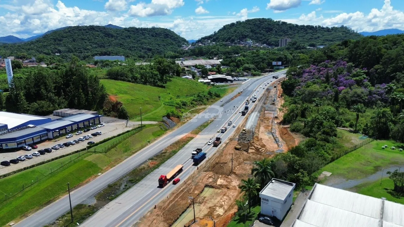 Terreno comercial com 35.106 m, fazendo frente para a BR 470 em 284 metros, e fundos em 107 metros. Terreno ideal para construção de galpão, centro comercial, loja, etc.. — foto 2