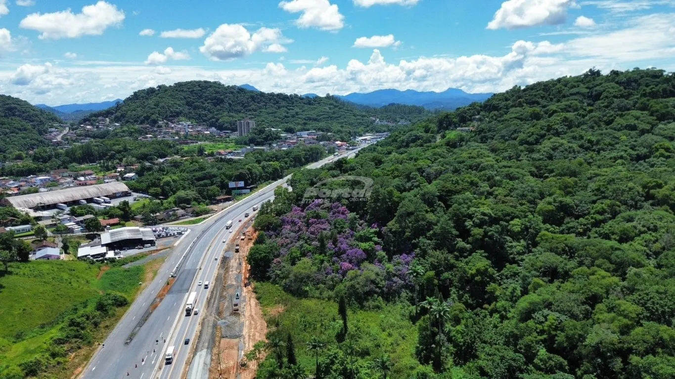 Terreno comercial com 35.106 m, fazendo frente para a BR 470 em 284 metros, e fundos em 107 metros. Terreno ideal para construção de galpão, centro comercial, loja, etc.. — foto 4