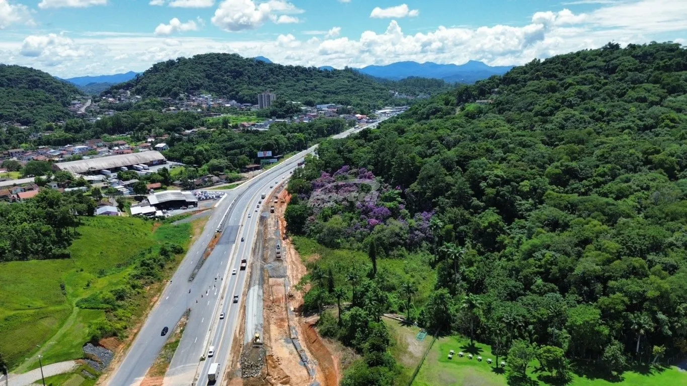 Terreno comercial com 35.106 m, fazendo frente para a BR 470 em 284 metros, e fundos em 107 metros. Terreno ideal para construção de galpão, centro comercial, loja, etc.. — foto 5