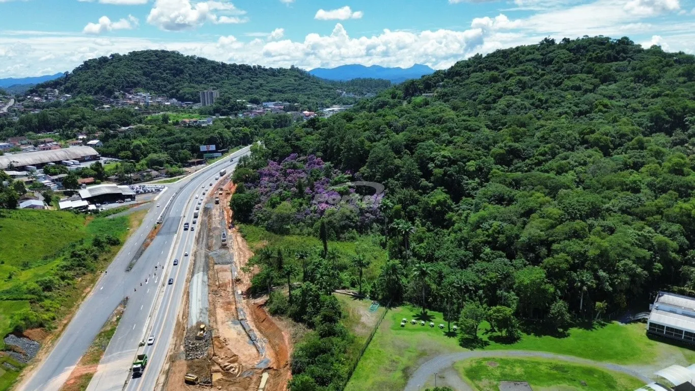 Terreno comercial com 35.106 m, fazendo frente para a BR 470 em 284 metros, e fundos em 107 metros. Terreno ideal para construção de galpão, centro comercial, loja, etc.. — foto 6